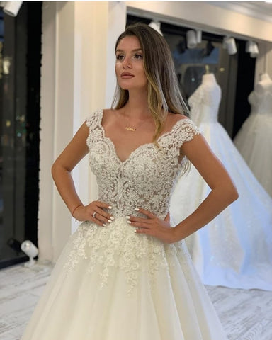 Vestido de novia largo de corte A, escote en V, tirantes anchos, apliques de encaje, perlas y tul