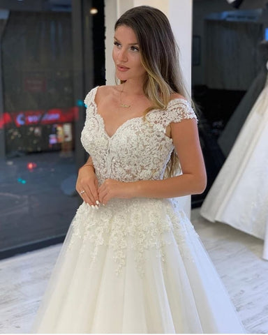Vestido de novia largo de corte A, escote en V, tirantes anchos, apliques de encaje, perlas y tul