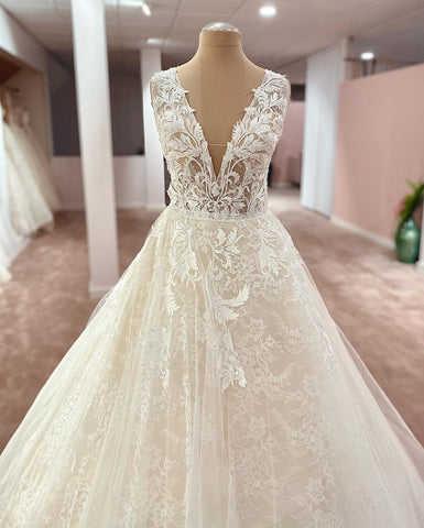 Vestido de novia largo de corte A, escote en V, tirantes anchos, apliques de encaje y tul
