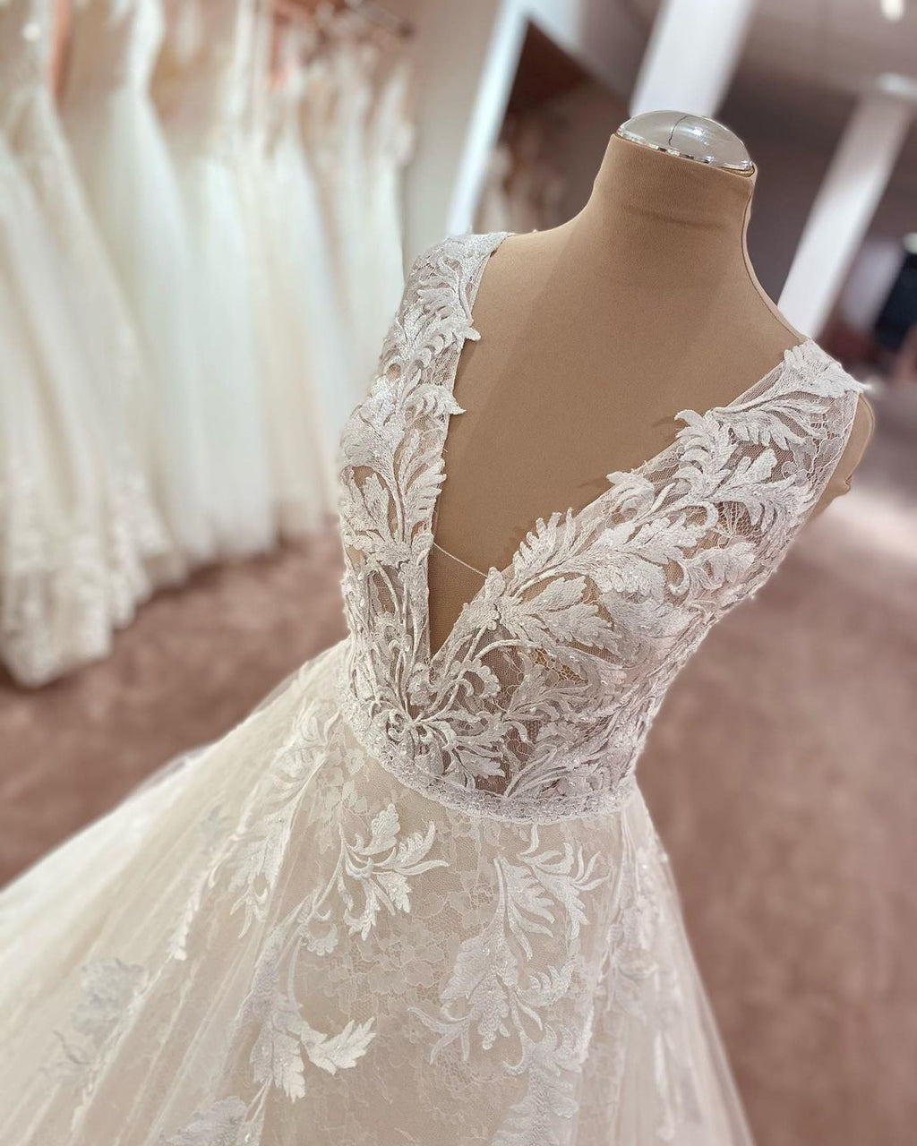 Robe de mariée longue trapèze à col en V, bretelles larges, appliques en dentelle et tulle