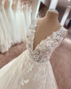 Robe de mariée longue trapèze à col en V, bretelles larges, appliques en dentelle et tulle