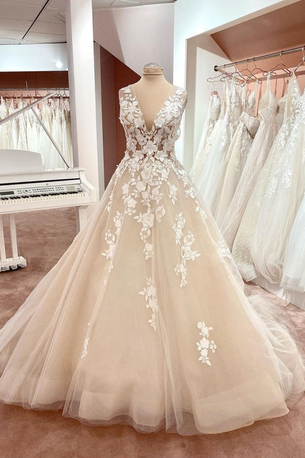 Robe de mariée longue trapèze en tulle et dentelle à bretelles larges et dos nu, ornée d'appliques en dentelle et en tulle, col en V et décolleté en V.