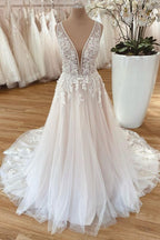 Vestido de novia largo de corte A con tirantes anchos, tul y encaje floral