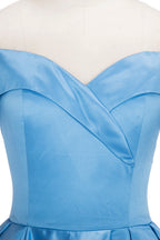 Robe de bal longue en satin bleu à épaules dénudées et fente