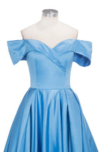 Robe de bal longue en satin bleu à épaules dénudées et fente