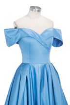 Robe de bal longue en satin bleu à épaules dénudées et fente