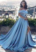 Robe de bal longue en satin bleu à épaules dénudées et fente
