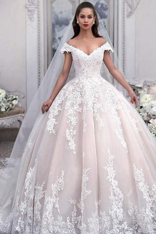 Vestido de novia largo de corte princesa, con hombros descubiertos, de tul y con apliques de encaje.