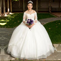 Robe de bal longue blanche en tulle à épaules dénudées et manches longues, idéale pour une quinceañera.