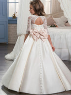 Robe de bal longue en satin avec manches, idéale pour une soirée formelle ou une fête.
