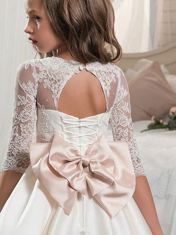 Robe de bal longue en satin avec manches, idéale pour une soirée formelle ou une fête.