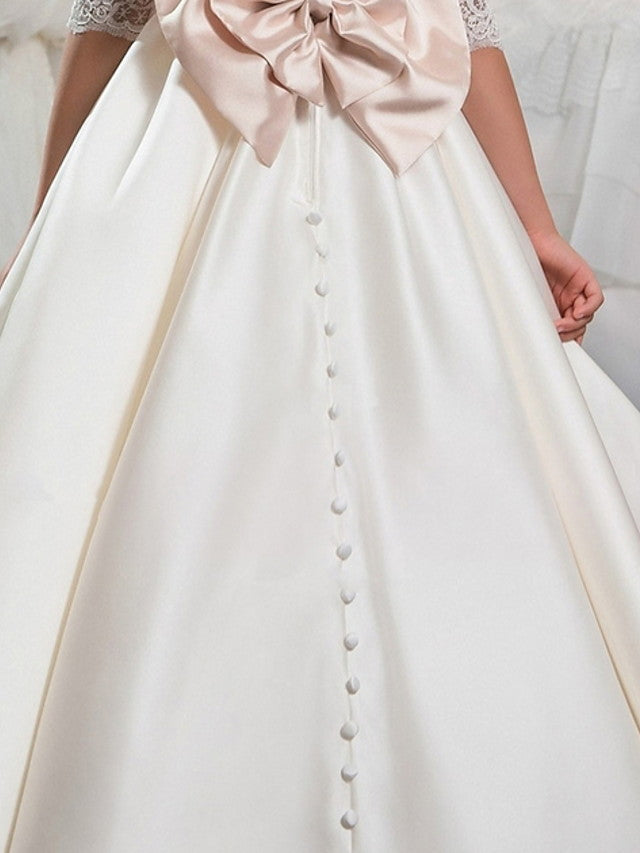 Robe de bal longue en satin avec manches, idéale pour une soirée formelle ou une fête.