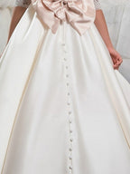 Robe de bal longue en satin avec manches, idéale pour une soirée formelle ou une fête.
