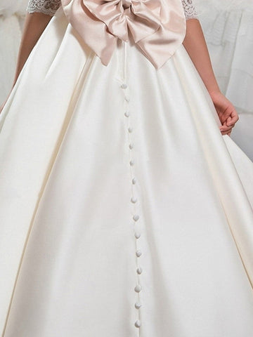 Robe de bal longue en satin avec manches, idéale pour une soirée formelle ou une fête.