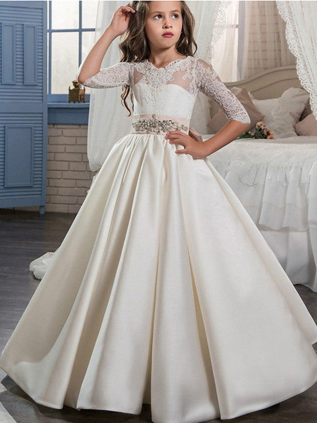 Robe de bal longue en satin avec manches, idéale pour une soirée formelle ou une fête.