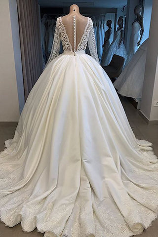 Vestido de novia largo de corte princesa, de satén, con escote en V y mangas.