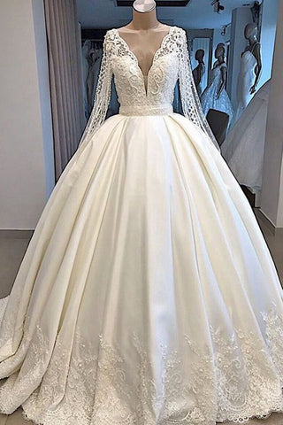 Vestido de novia largo de corte princesa, de satén, con escote en V y mangas.