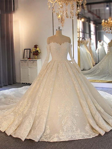 Vestidos de novia largos de corte princesa con escote corazón, encaje, pedrería y mangas.