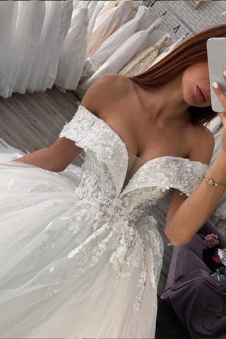 Robe de mariée longue en satin à décolleté cœur et épaules dénudées