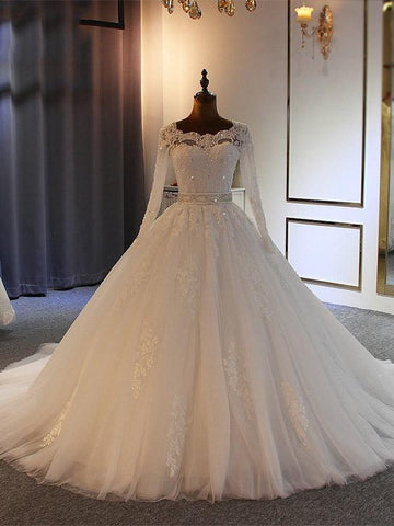 Vestidos de novia largos de corte princesa, escote corazón, tul y encaje, con mangas.