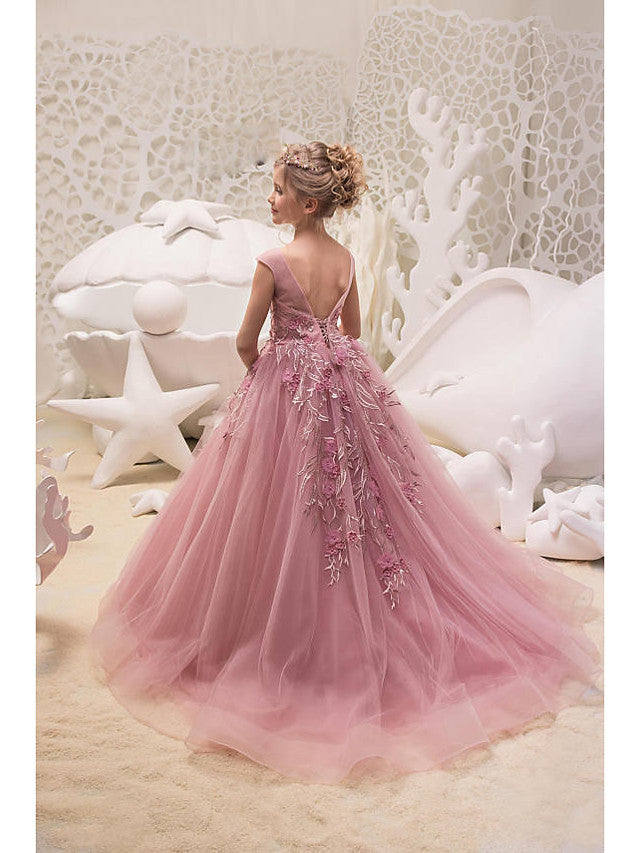 Vestido largo de gala de tul con cuello joya y cola de cepillo para bodas, fiestas y damitas de honor.