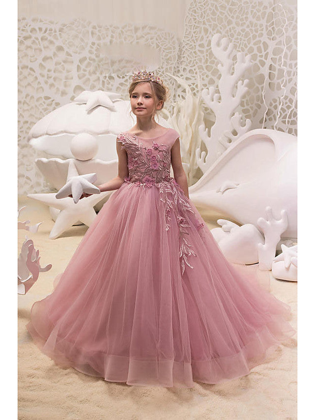 Vestido largo de gala de tul con cuello joya y cola de cepillo para bodas, fiestas y damitas de honor.