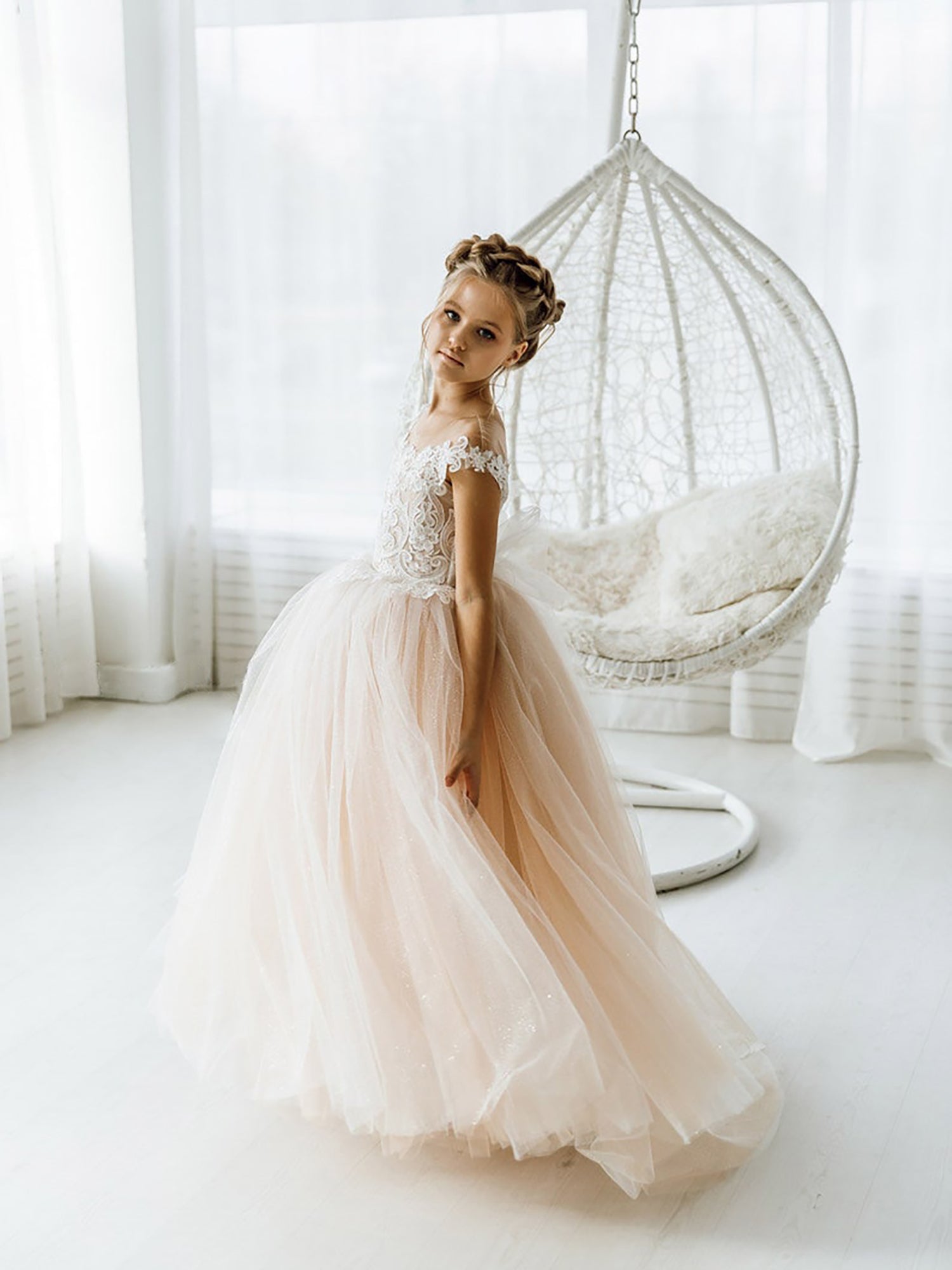 Vestido largo de tul estilo boho para niña de las flores con espalda descubierta y lazo.