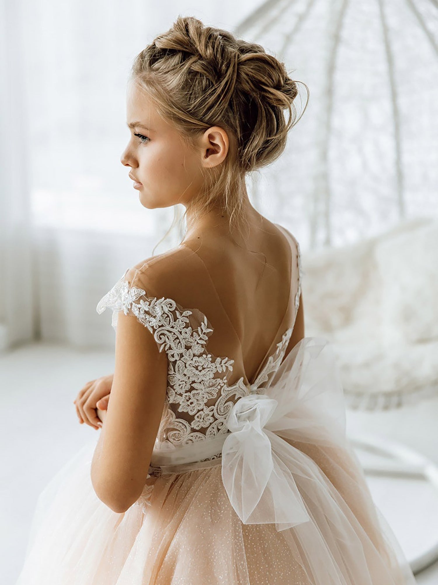 Vestido largo de tul estilo boho para niña de las flores con espalda descubierta y lazo.