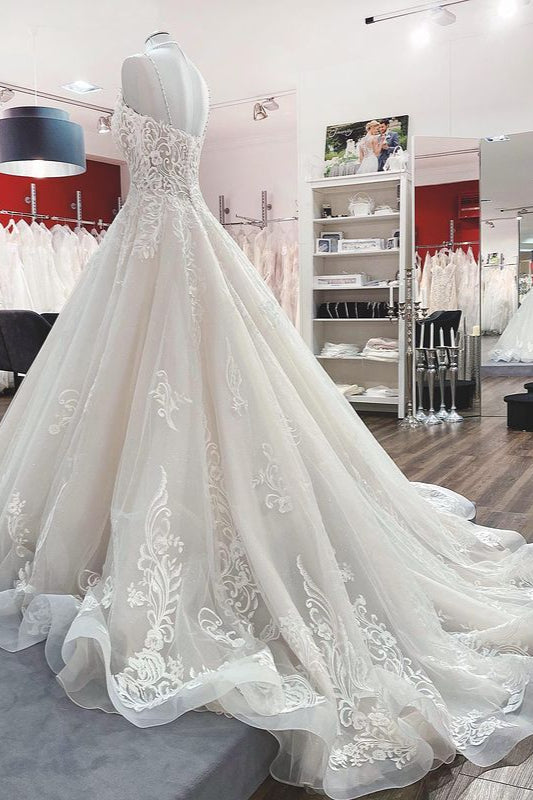 Vestido de novia largo de corte princesa, escote en V, tirantes finos, tul y encaje