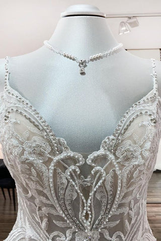 Vestido de novia largo de corte princesa, escote en V, tirantes finos, tul y encaje