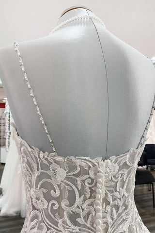 Vestido de novia largo de corte princesa, escote en V, tirantes finos, tul y encaje