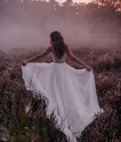 Vestido de novia largo estilo boho, corte en A, escote en V, gasa, tul, brillo, espalda descubierta