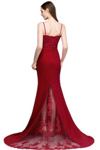 Robe de bal longue bordeaux sirène à bretelles spaghetti et décolleté cœur orné d'appliques et de perles.