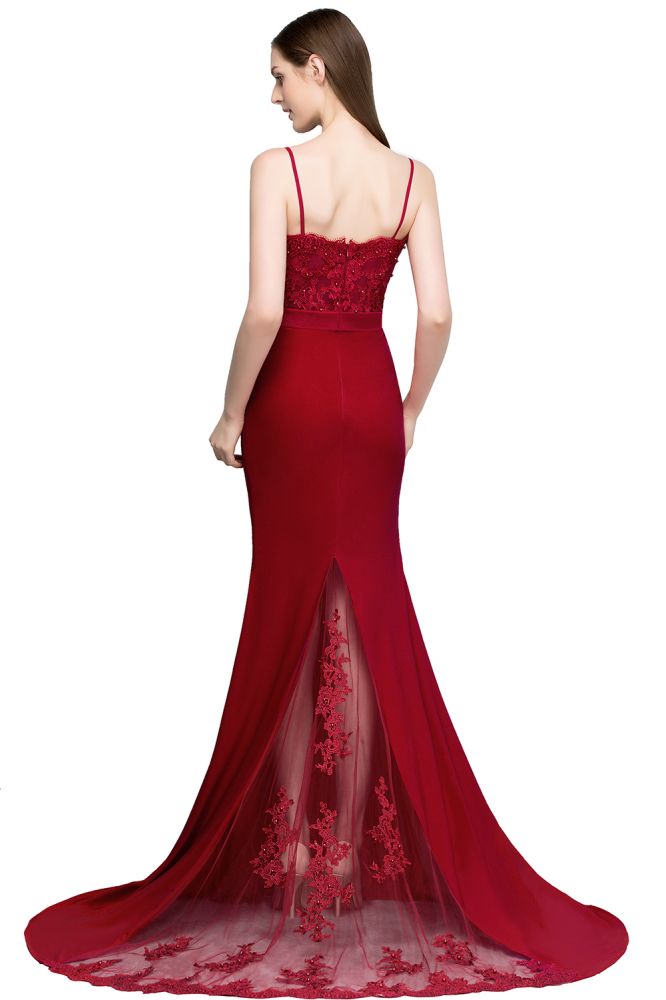 Robe de bal longue bordeaux sirène à bretelles spaghetti et décolleté cœur orné d'appliques et de perles.