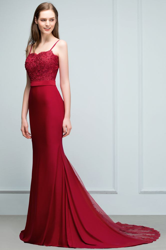 Robe de bal longue bordeaux sirène à bretelles spaghetti et décolleté cœur orné d'appliques et de perles.