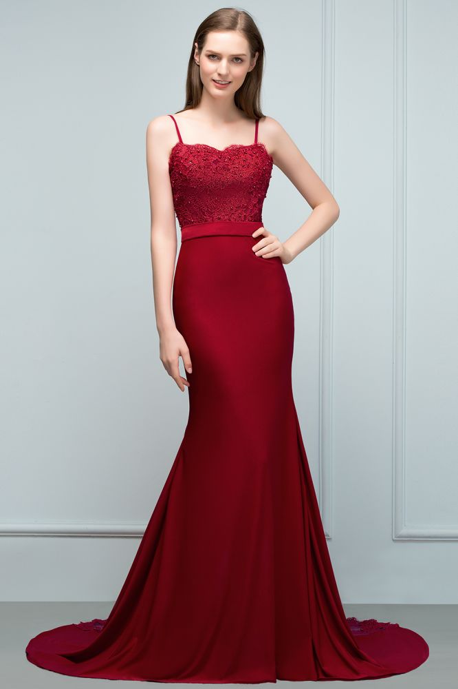 Robe de bal longue bordeaux sirène à bretelles spaghetti et décolleté cœur orné d'appliques et de perles.