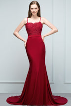 Robe de bal longue bordeaux sirène à bretelles spaghetti et décolleté cœur orné d'appliques et de perles.