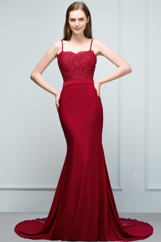 Robe de bal longue bordeaux sirène à bretelles spaghetti et décolleté cœur orné d'appliques et de perles.