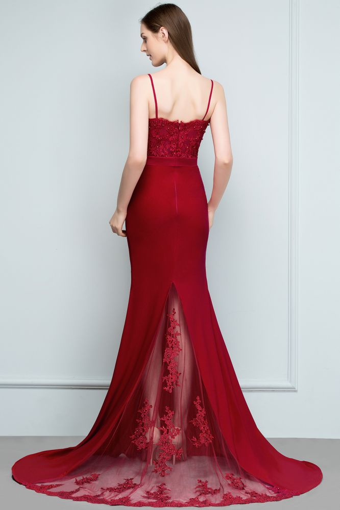 Robe de bal longue bordeaux sirène à bretelles spaghetti et décolleté cœur orné d'appliques et de perles.