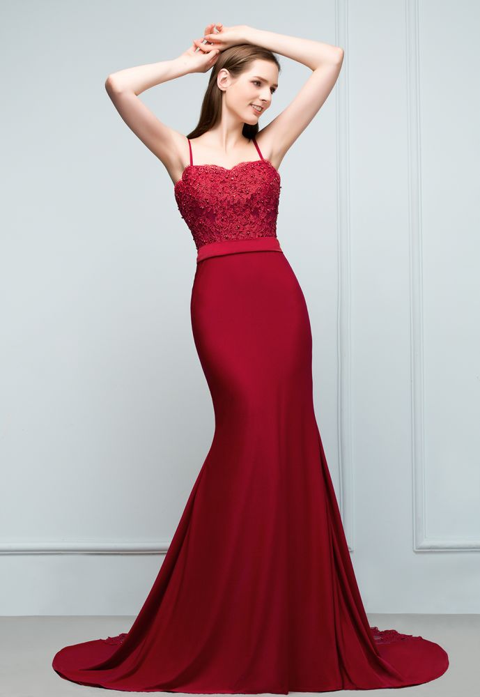 Robe de bal longue bordeaux sirène à bretelles spaghetti et décolleté cœur orné d'appliques et de perles.