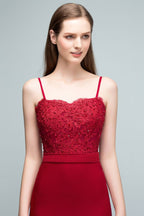 Robe de bal longue bordeaux sirène à bretelles spaghetti et décolleté cœur orné d'appliques et de perles.
