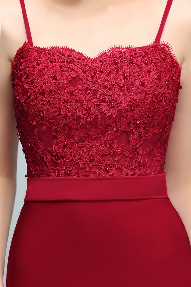 Robe de bal longue bordeaux sirène à bretelles spaghetti et décolleté cœur orné d'appliques et de perles.