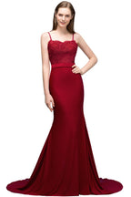Robe de bal longue bordeaux sirène à bretelles spaghetti et décolleté cœur orné d'appliques et de perles.