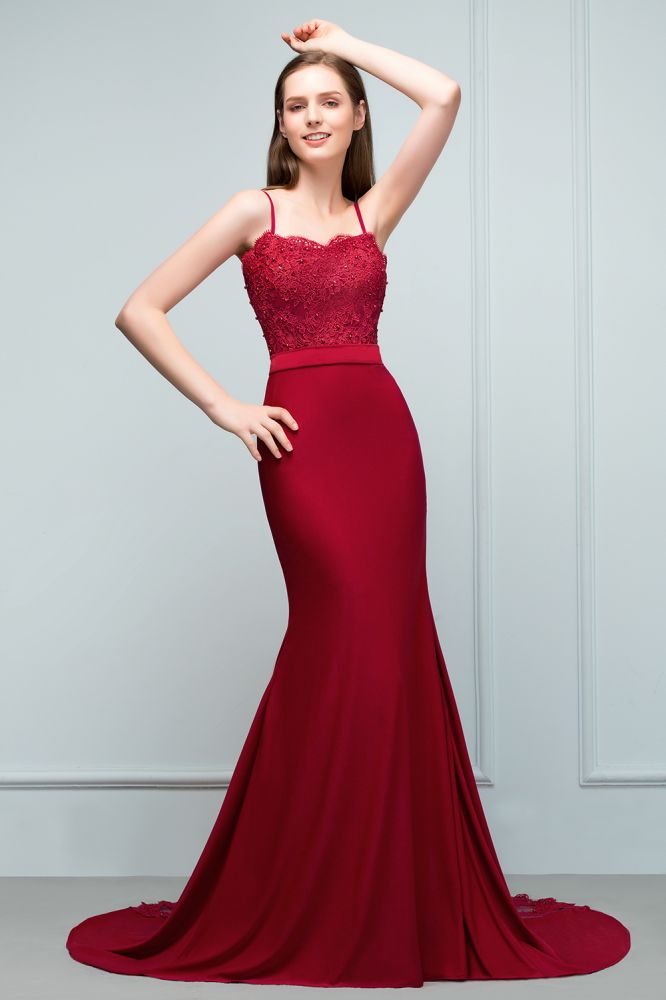 Robe de bal longue bordeaux sirène à bretelles spaghetti et décolleté cœur orné d'appliques et de perles.