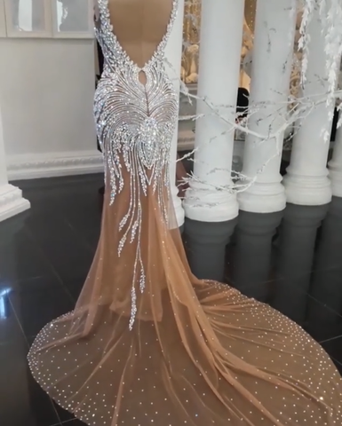 Vestidos de novia largos de sirena color champán con escote en V, espalda descubierta y adornados con cuentas