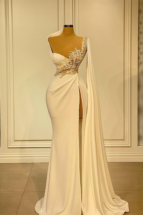 Robe de bal sirène longue asymétrique en satin à volants et perles, fendue jusqu'à la cuisse.