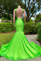 Robe de bal longue sirène en satin stretch dos nu à sequins et décolleté en V profond, ornée d'appliqués