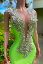 Robe de bal longue sirène en satin stretch dos nu à sequins et décolleté en V profond, ornée d'appliqués