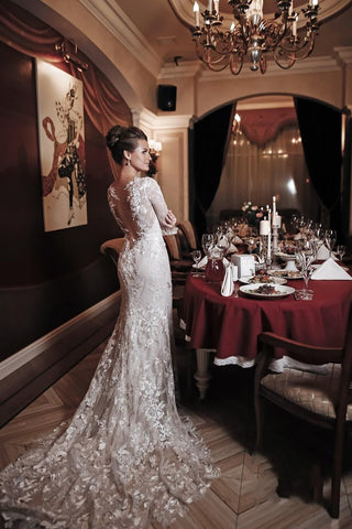 Vestido de novia largo de sirena con cuello alto, apliques, encaje, espalda descubierta y mangas, estilo sirena.