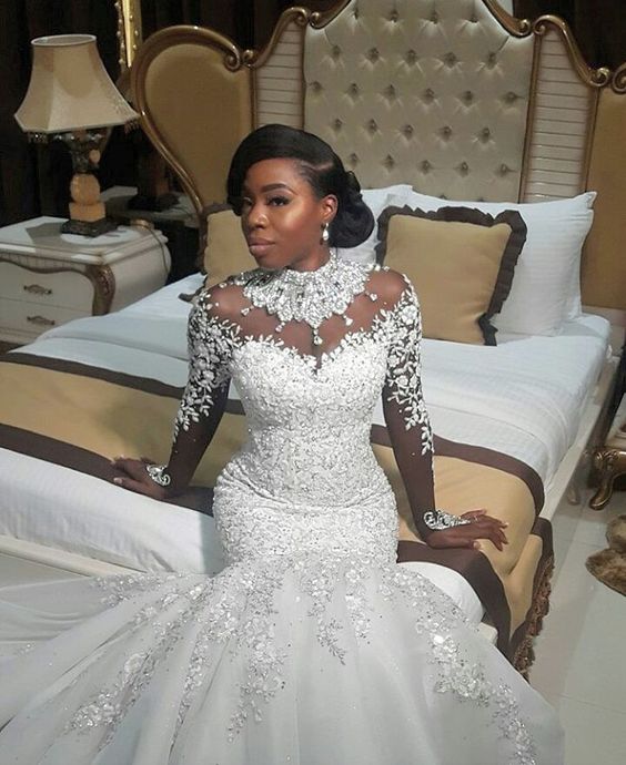 Robe de mariée sirène longue à col montant, ornée de perles et d'appliques en dentelle, avec manches